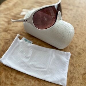 Oakley Immerse Sunglasses with Case 🦄